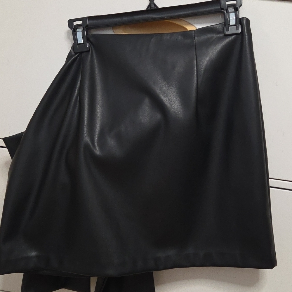 BCBG Black Faux Leather Bow Mini Skirt - Size 8 [1104] New W Tag. - Picture 3 of 5